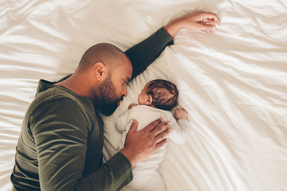 Photo d'un père et son fils, avec la main du père sur le dos du fils