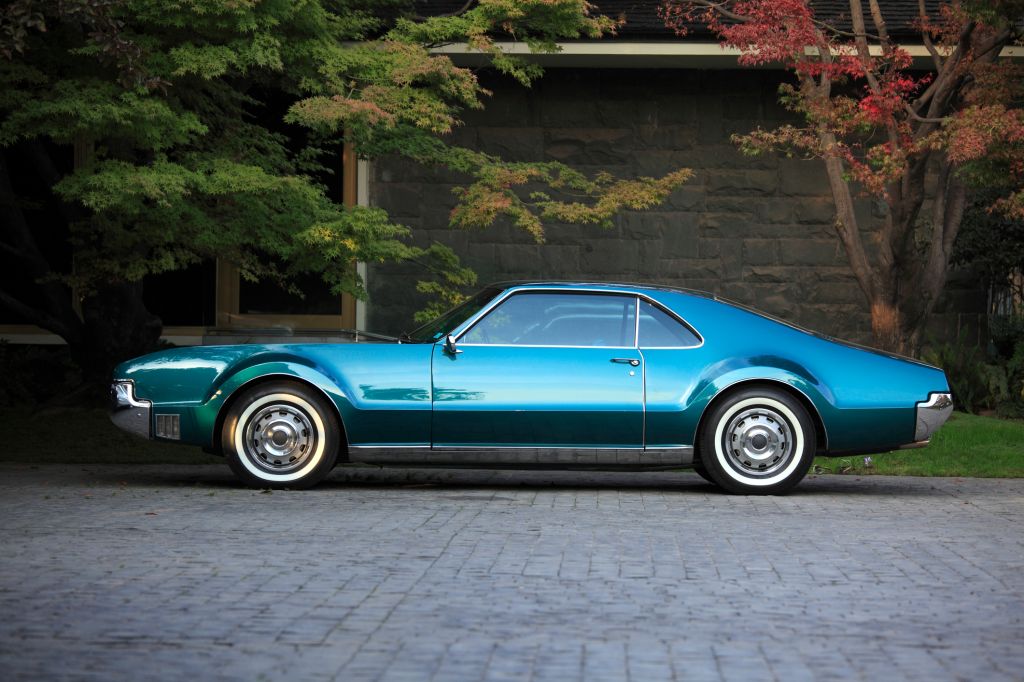 Voiture de collection bleue