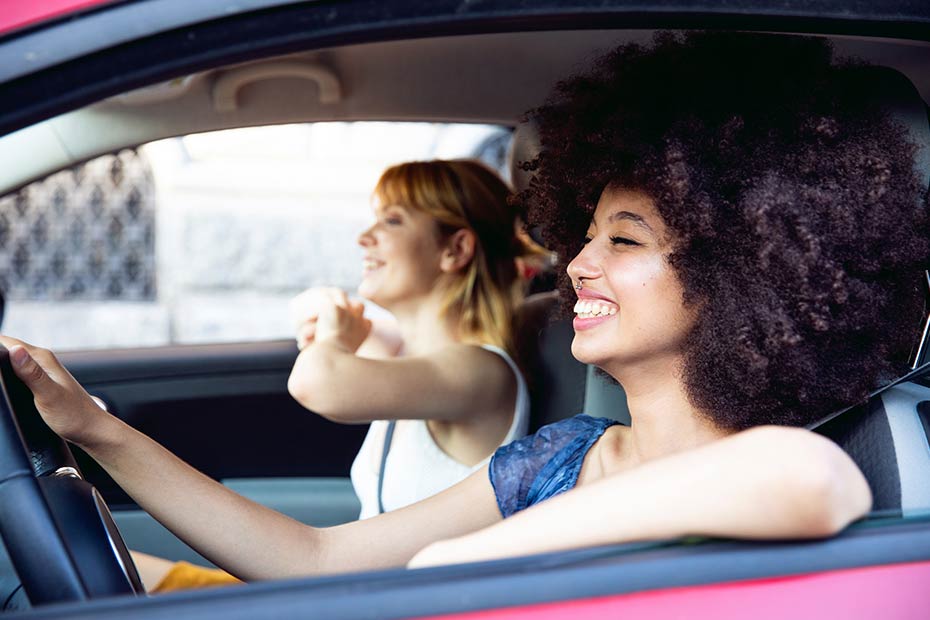 Deux jeunes femmes conduisant une voiture