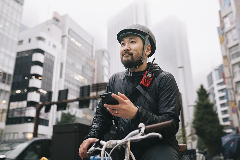 Homme faisant du vélo en milieu urbain