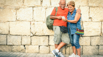 Vieux couple regardant mobile