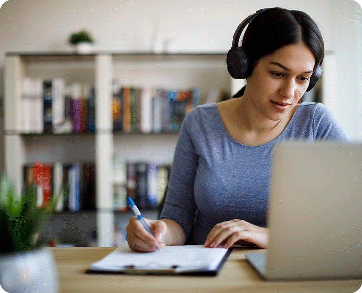 Femme travaillant à l'ordinateur portable