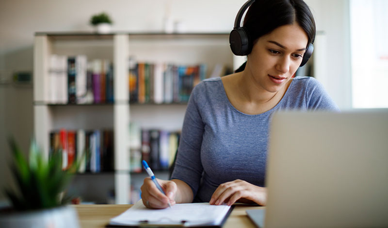 Femme travaillant à l'ordinateur portable